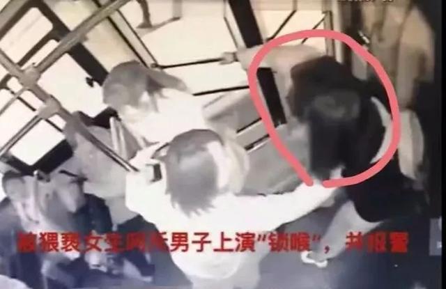 干得漂亮！猥琐男公交车干下流事，当场被14岁小姑娘一招锁喉