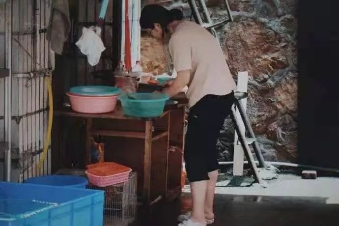 癌症患者挂尿袋和屎袋,患癌人身上带着尿袋