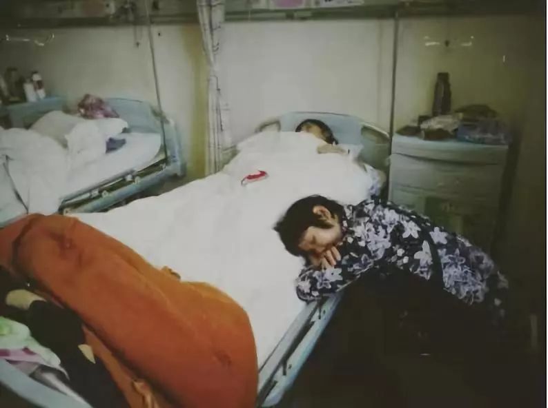 癌症患者挂尿袋和屎袋,患癌人身上带着尿袋