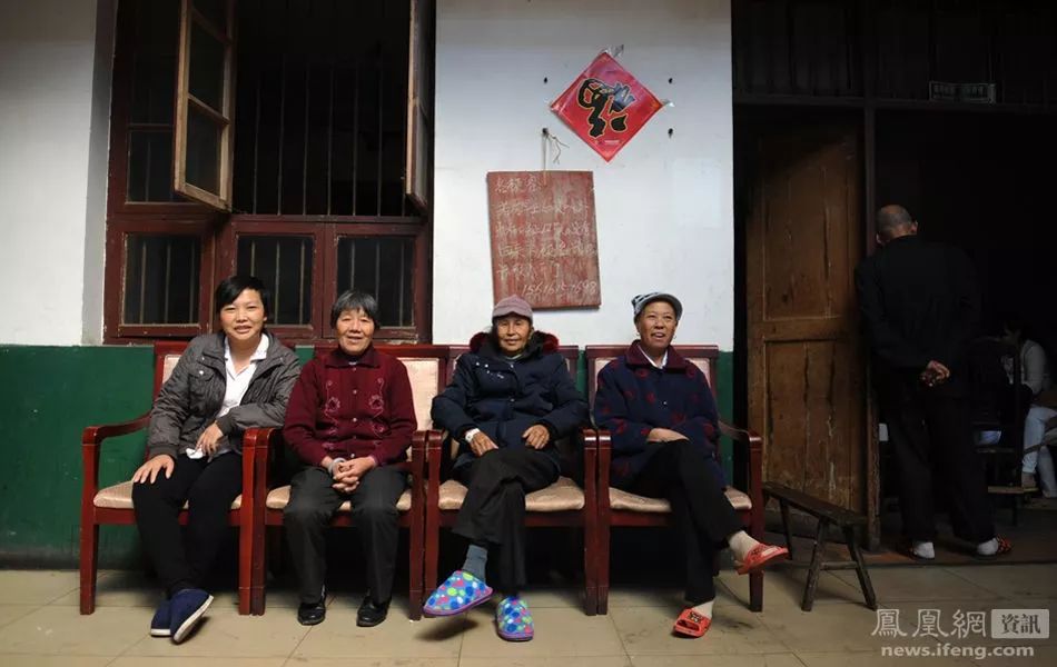 癌症患者挂尿袋和屎袋,患癌人身上带着尿袋