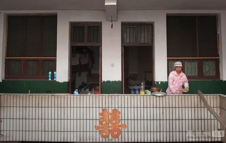 癌症患者挂尿袋和屎袋,患癌人身上带着尿袋