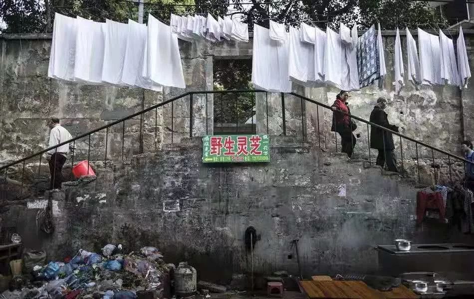 癌症患者挂尿袋和屎袋,患癌人身上带着尿袋