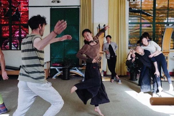 在“山洞”里过了两年乌托邦的生活，我渐渐明白了安定的意义