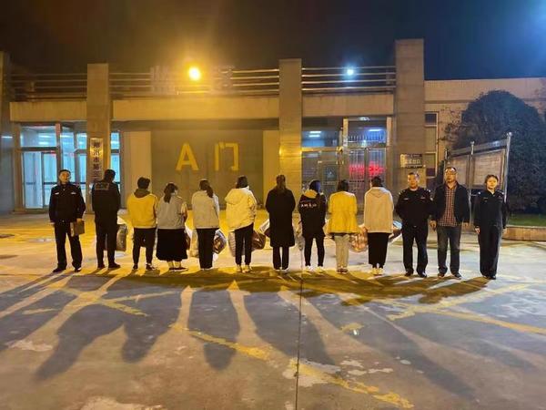 最近电信诈骗案涉案300人,四个00后的电信诈骗案落网