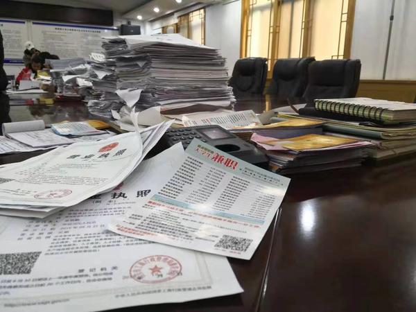 最近电信诈骗案涉案300人,四个00后的电信诈骗案落网