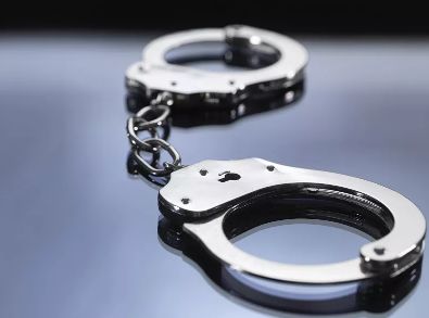 男子住在奇怪的房子,男人住在一个诡异的房间