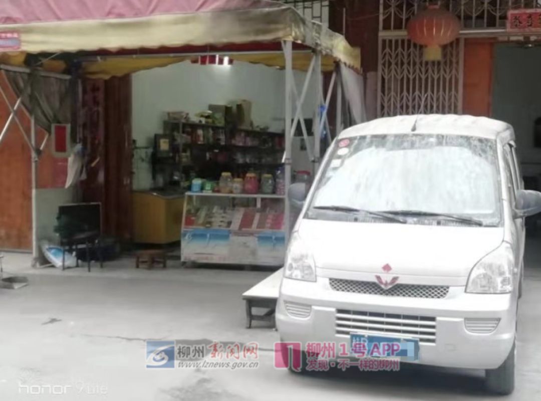 基隆一男子把车停在自家门前，第二天发现被泼石灰水...邻居：你影响到我了