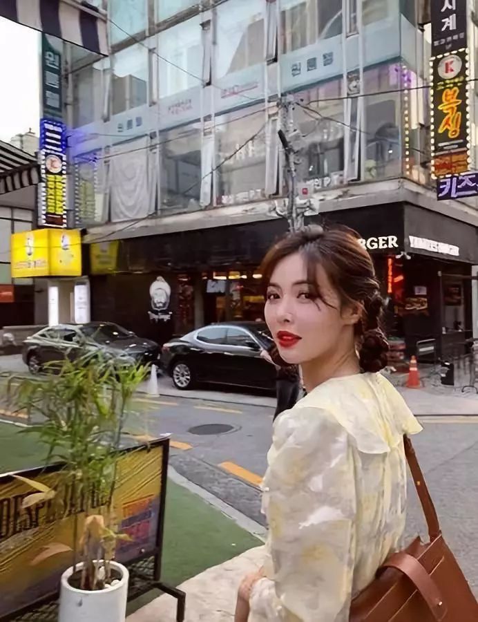 影视日报｜中宣部部长：从今年起，金鸡奖将每年评选一次；汤唯采访大赞易烊千玺：特别勇往直前；杨紫秘密光顾整形美容医院