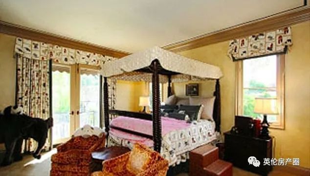 小甜甜布兰妮卖美国豪宅!赔的还不是一点半点