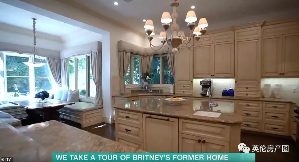 小甜甜布兰妮卖美国豪宅!赔的还不是一点半点