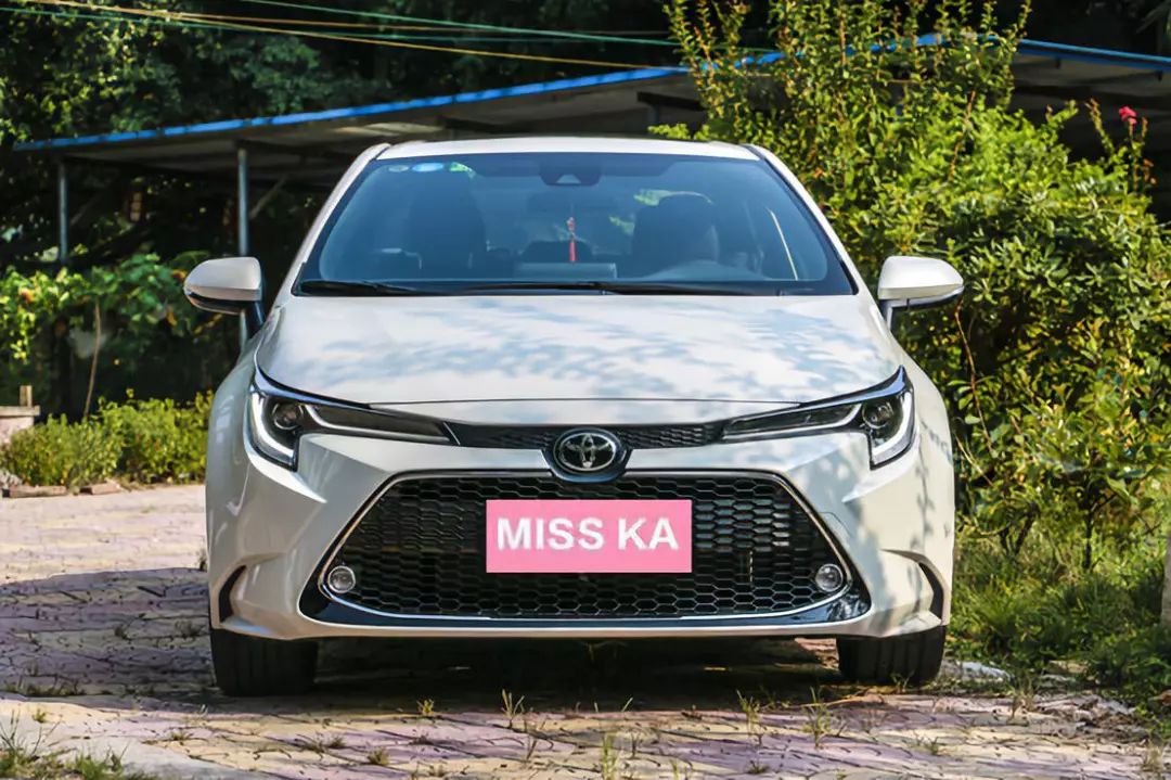 一公里不到五毛钱，油耗就是那么低！安全配置贼好用！90后帅哥警察的第二辆车，是这样个性又时尚的雷凌