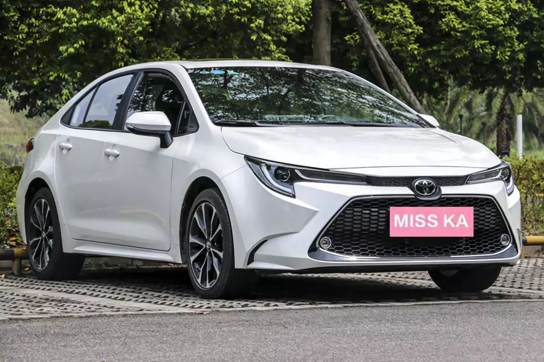 一公里不到五毛钱，油耗就是那么低！安全配置贼好用！90后帅哥警察的第二辆车，是这样个性又时尚的雷凌