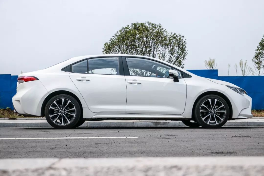 一公里不到五毛钱，油耗就是那么低！安全配置贼好用！90后帅哥警察的第二辆车，是这样个性又时尚的雷凌