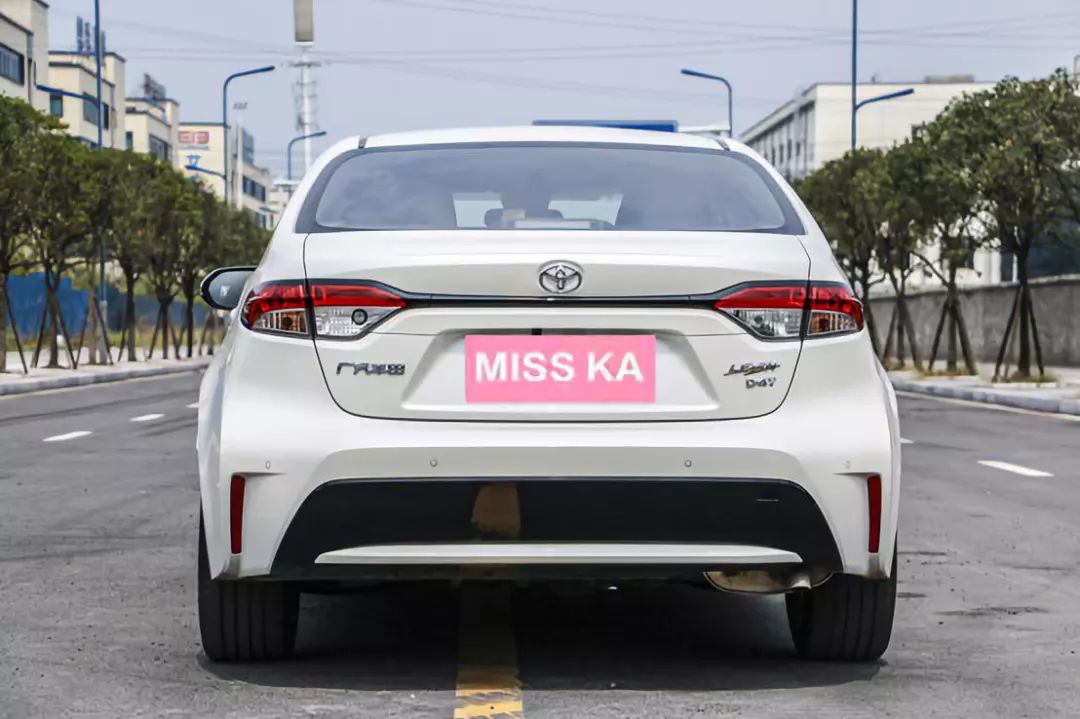 一公里不到五毛钱，油耗就是那么低！安全配置贼好用！90后帅哥警察的第二辆车，是这样个性又时尚的雷凌