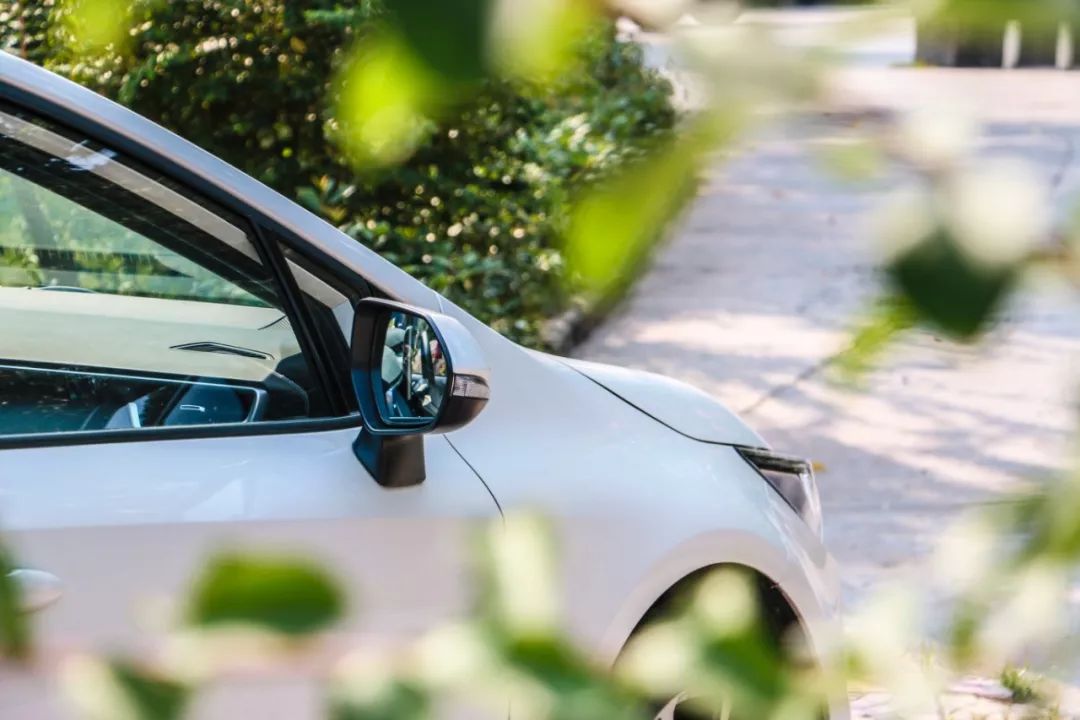 一公里不到五毛钱，油耗就是那么低！安全配置贼好用！90后帅哥警察的第二辆车，是这样个性又时尚的雷凌