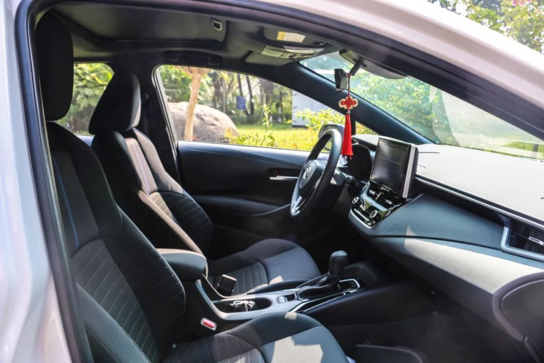 一公里不到五毛钱，油耗就是那么低！安全配置贼好用！90后帅哥警察的第二辆车，是这样个性又时尚的雷凌