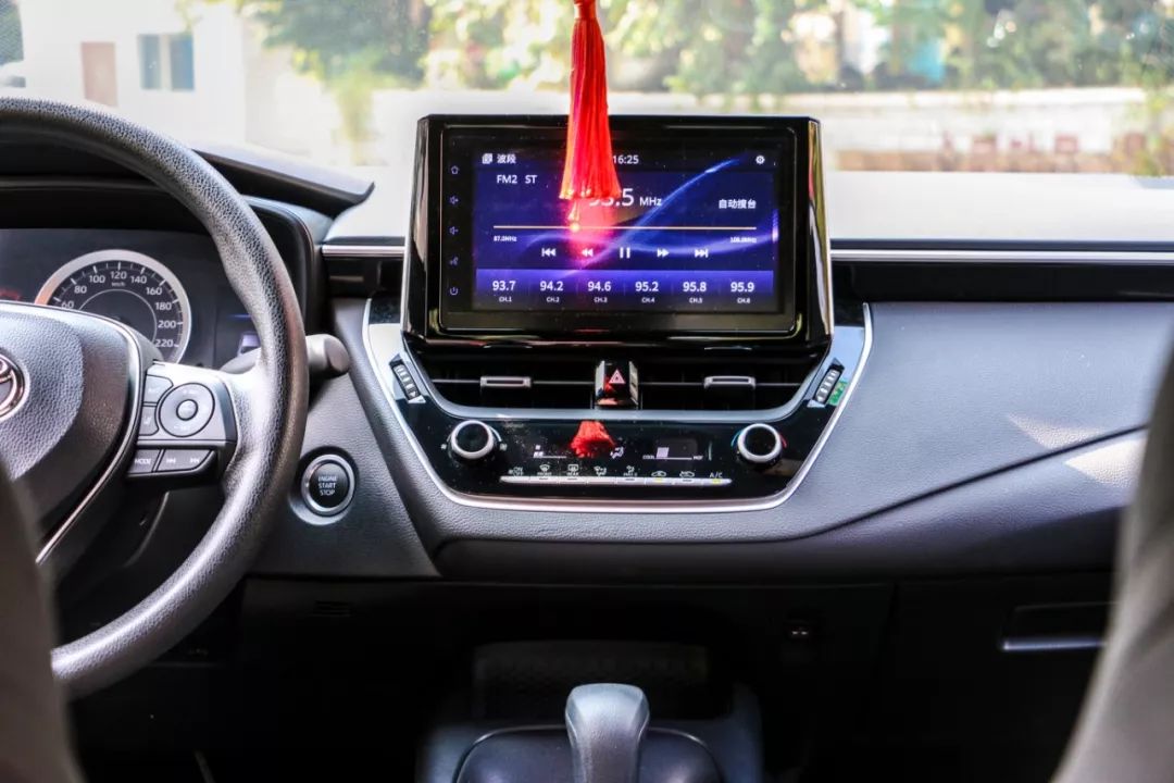 一公里不到五毛钱，油耗就是那么低！安全配置贼好用！90后帅哥警察的第二辆车，是这样个性又时尚的雷凌