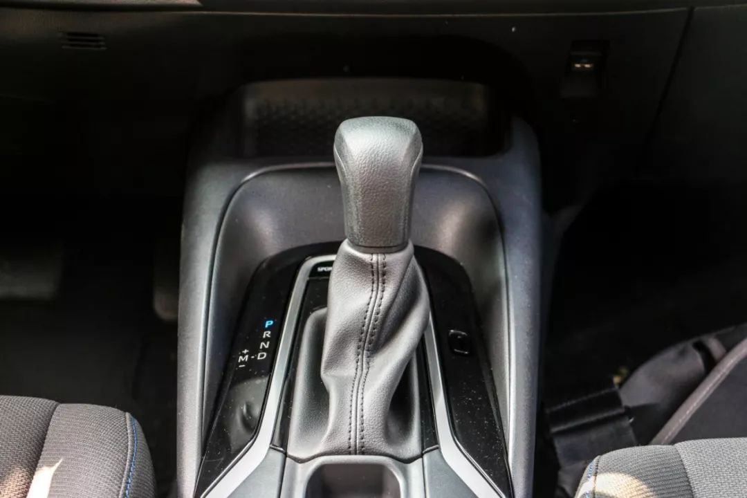 一公里不到五毛钱，油耗就是那么低！安全配置贼好用！90后帅哥警察的第二辆车，是这样个性又时尚的雷凌