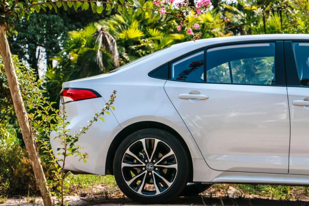 一公里不到五毛钱，油耗就是那么低！安全配置贼好用！90后帅哥警察的第二辆车，是这样个性又时尚的雷凌