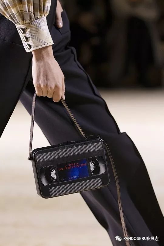 看完2020大牌新包，我的买包清单有几米长了…