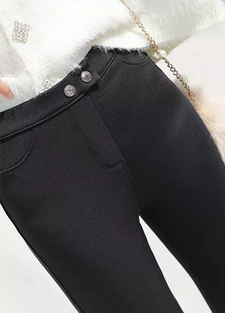 把护肤品穿在腿上是种什么体验?还能「显瘦10斤+超级保暖」