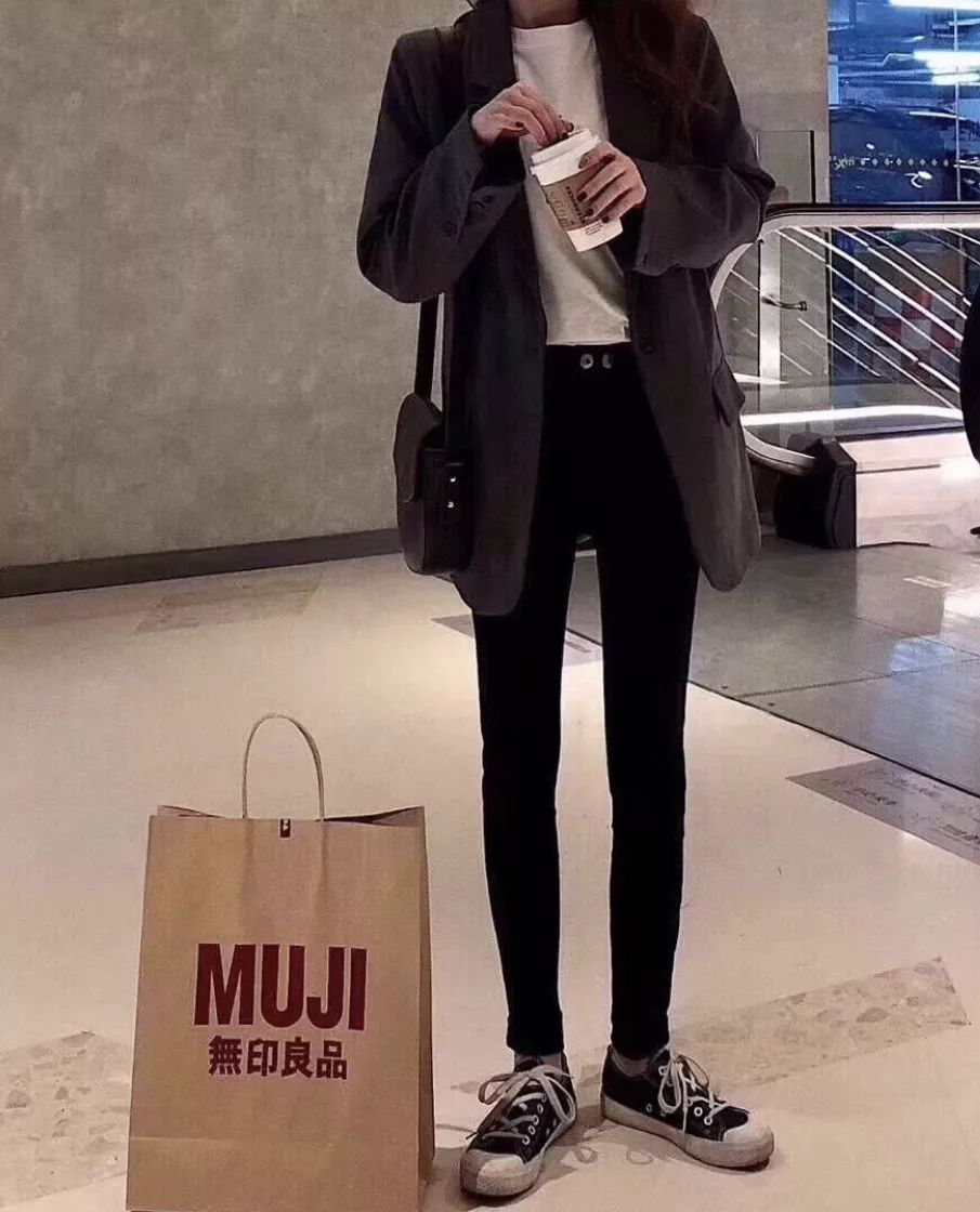 把护肤品穿在腿上是种什么体验?还能「显瘦10斤+超级保暖」