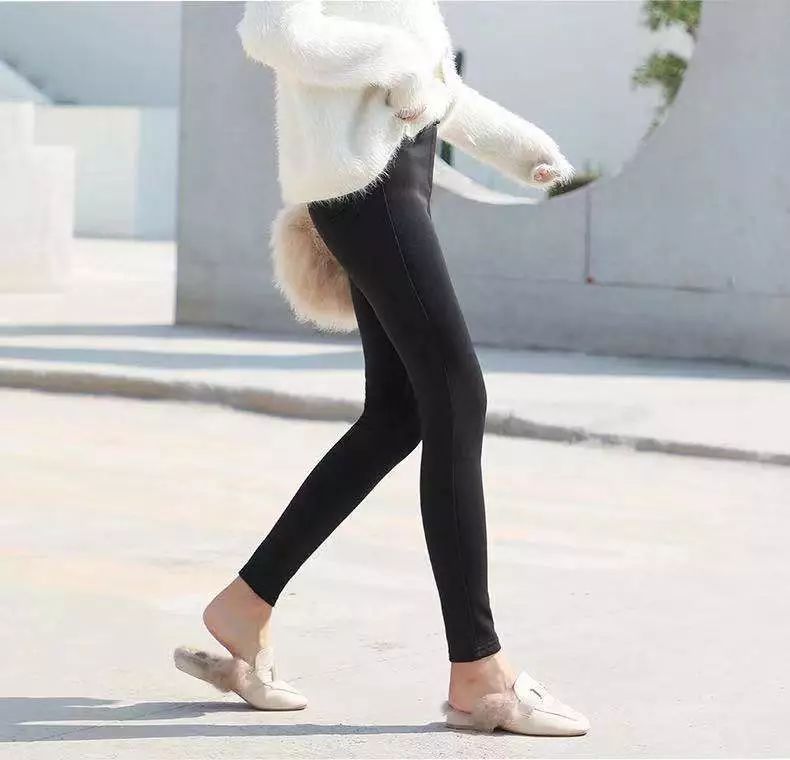 把护肤品穿在腿上是种什么体验?还能「显瘦10斤+超级保暖」