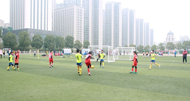 天啊!上周末700多个学生把足球玩成了这样