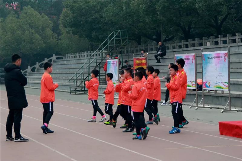 天啊!上周末700多个学生把足球玩成了这样