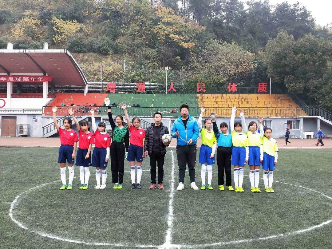 天啊!上周末700多个学生把足球玩成了这样