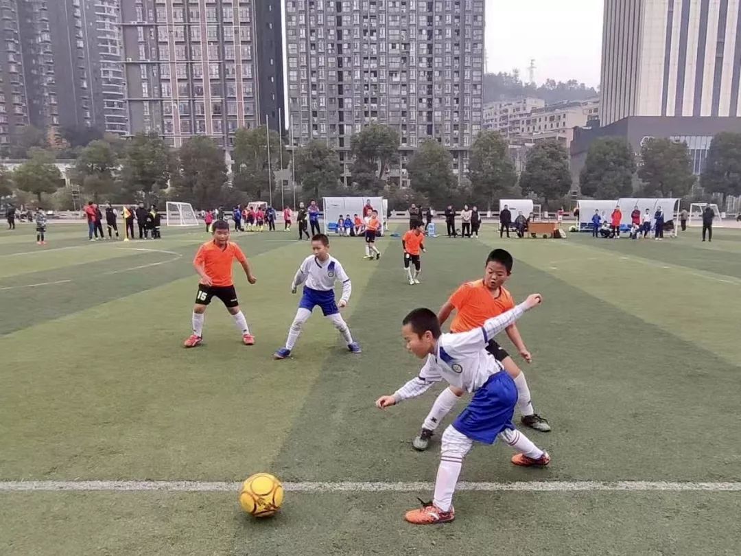 天啊!上周末700多个学生把足球玩成了这样