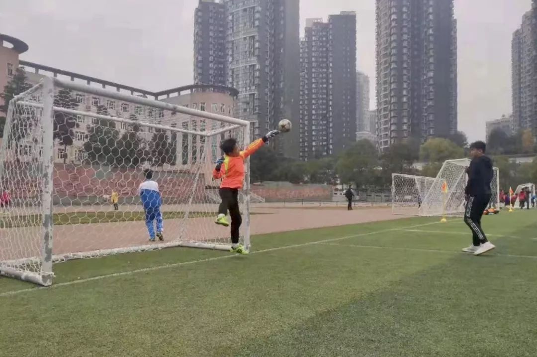 天啊!上周末700多个学生把足球玩成了这样