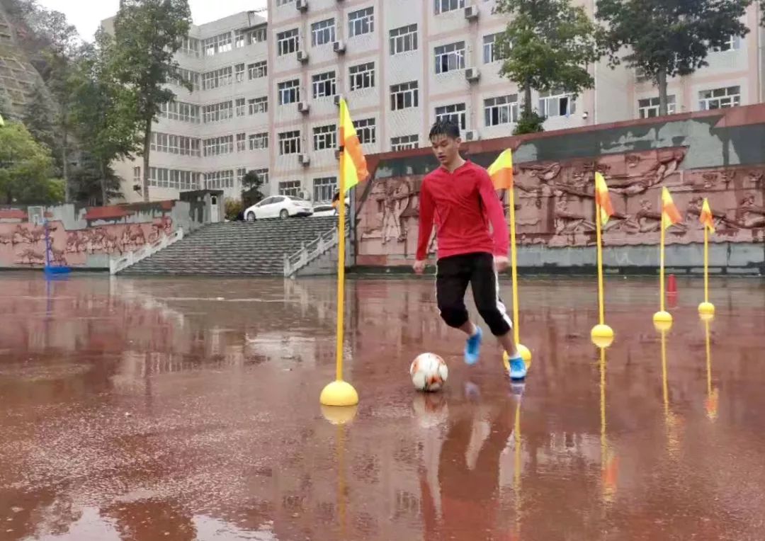 天啊!上周末700多个学生把足球玩成了这样