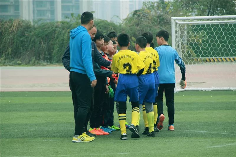 天啊!上周末700多个学生把足球玩成了这样