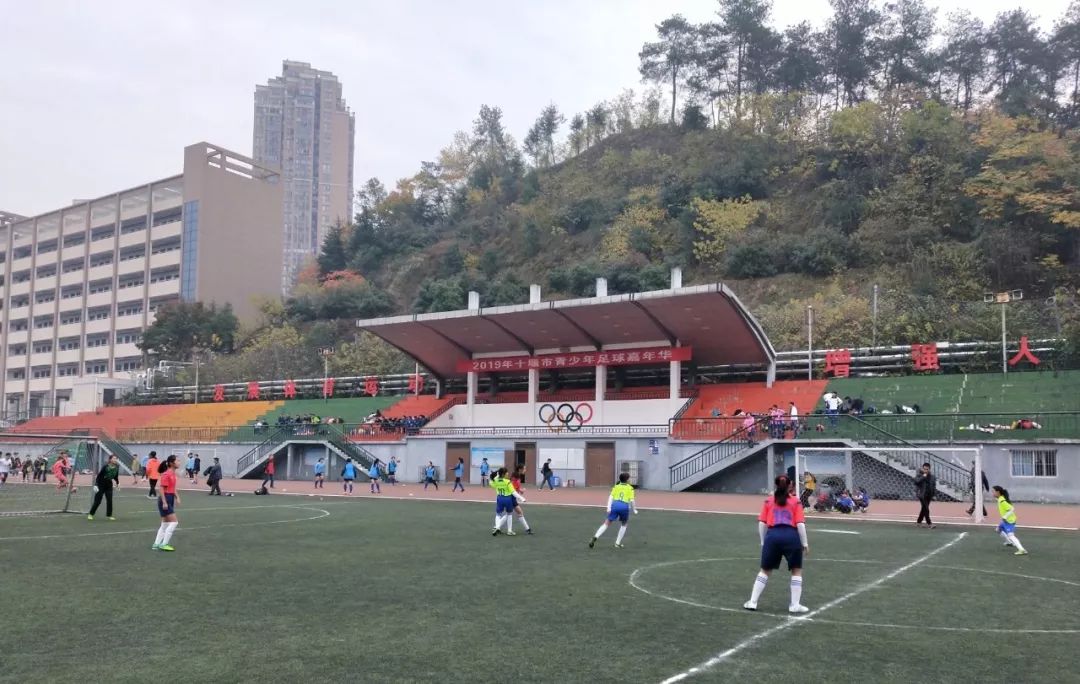 天啊!上周末700多个学生把足球玩成了这样