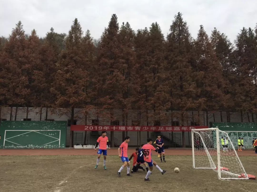 天啊!上周末700多个学生把足球玩成了这样