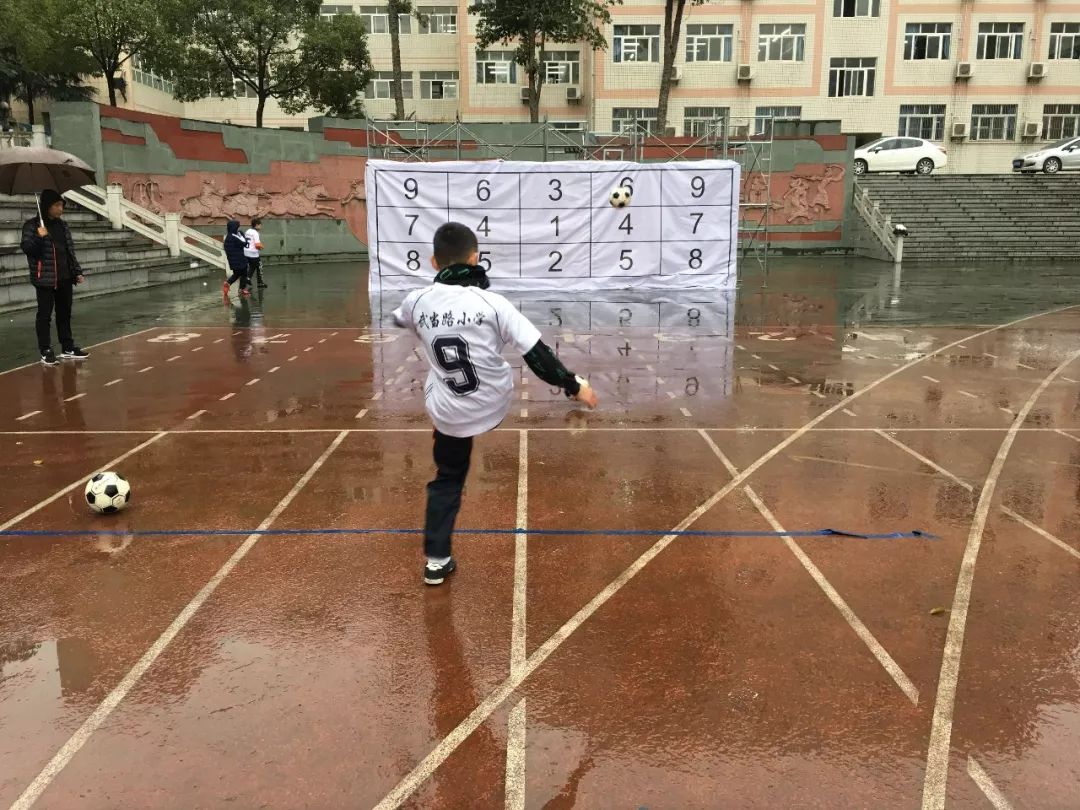 天啊!上周末700多个学生把足球玩成了这样