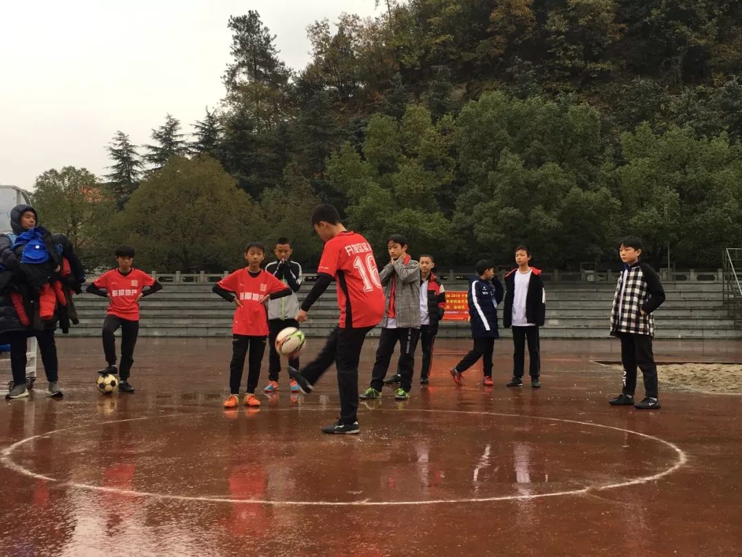 天啊!上周末700多个学生把足球玩成了这样