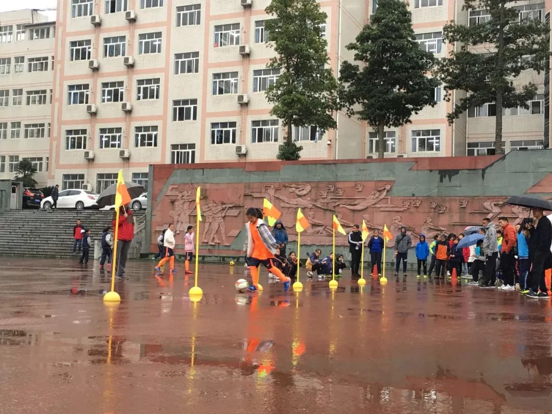 天啊!上周末700多个学生把足球玩成了这样