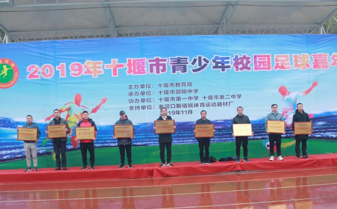 天啊!上周末700多个学生把足球玩成了这样