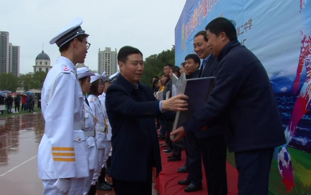 天啊!上周末700多个学生把足球玩成了这样