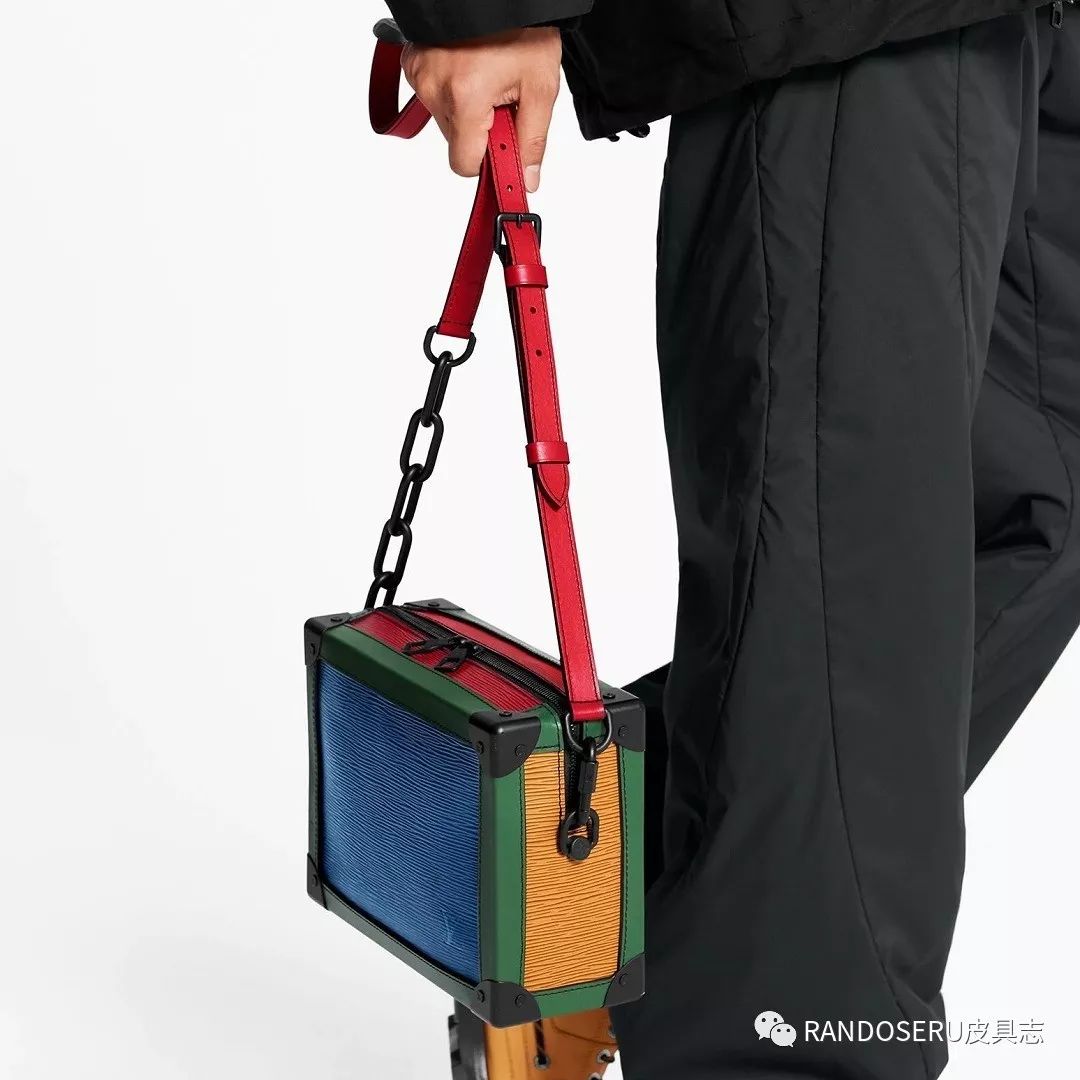 摊上个男人，这么爱奢侈品包包真是个奇葩？