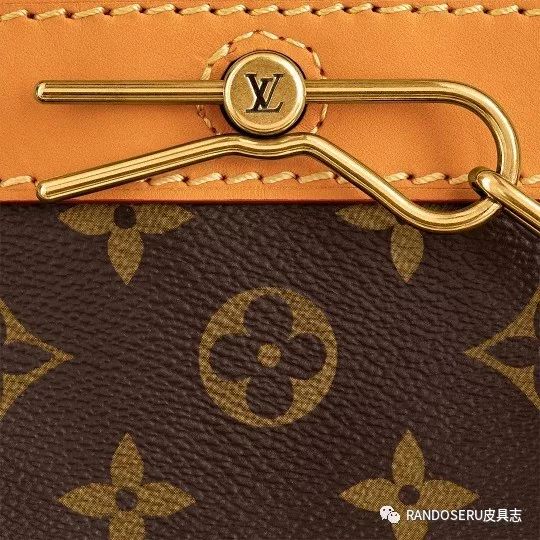 摊上个男人，这么爱奢侈品包包真是个奇葩？