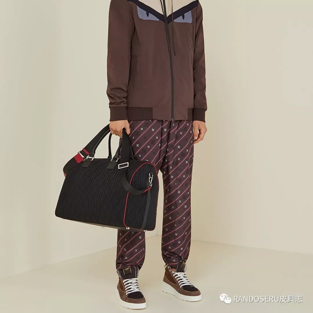 摊上个男人，这么爱奢侈品包包真是个奇葩？