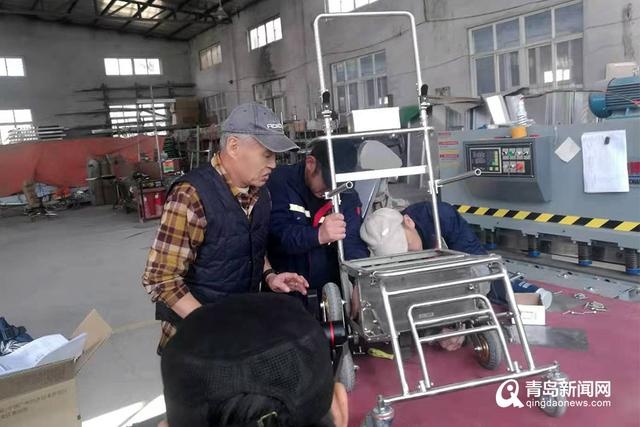 爱的发明家!青岛一老人为妻子研发“爬楼轮椅”,如今又为邻居免费制作