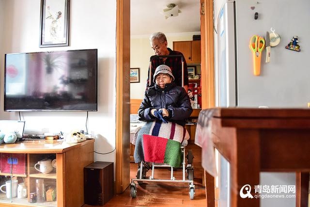 爱的发明家!青岛一老人为妻子研发“爬楼轮椅”,如今又为邻居免费制作