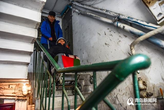 爱的发明家!青岛一老人为妻子研发“爬楼轮椅”,如今又为邻居免费制作