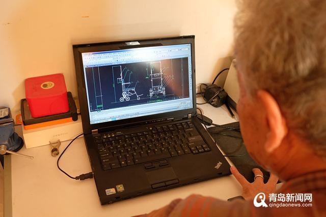 爱的发明家!青岛一老人为妻子研发“爬楼轮椅”,如今又为邻居免费制作