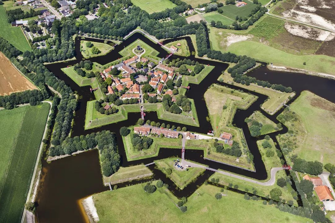 当镜头的高度上升,你将看到什么?