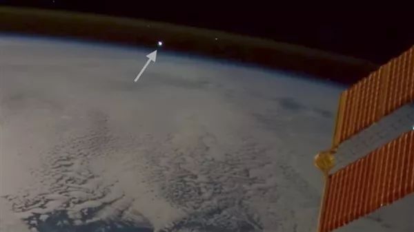 当镜头的高度上升,你将看到什么?